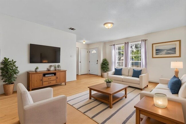 Building Photo - 722 Wales Way