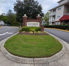 Building Photo - 908 Southmoor Dr