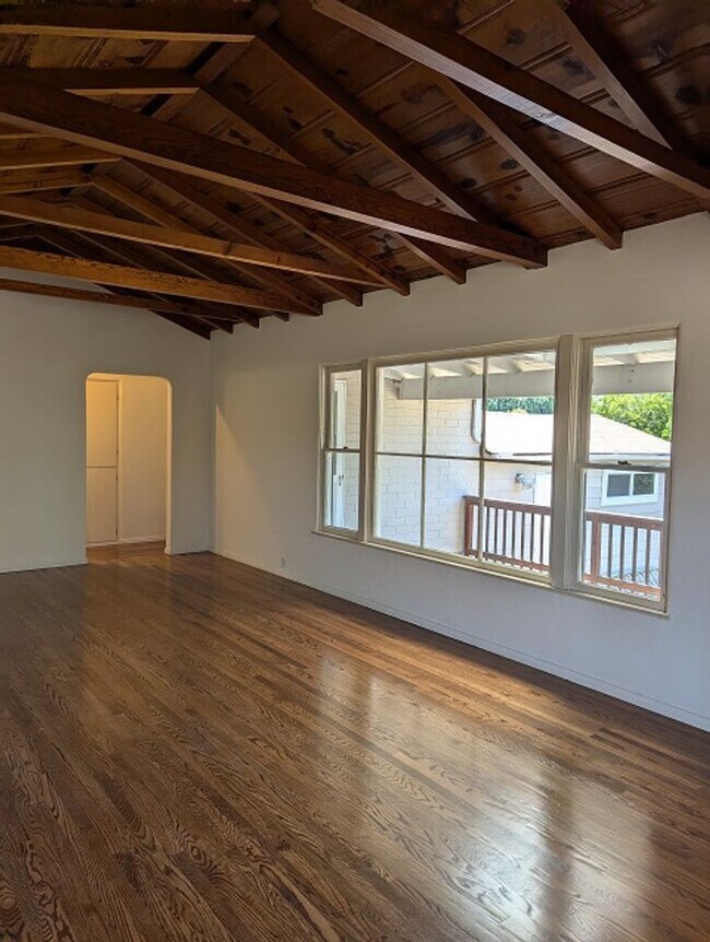 Building Photo - 3 Bedroom- 2 Bathroom Single Story Home lo...