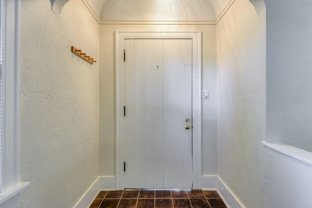 Foto principal - 2 Bed, 1 Bath Single Family Home off the A...