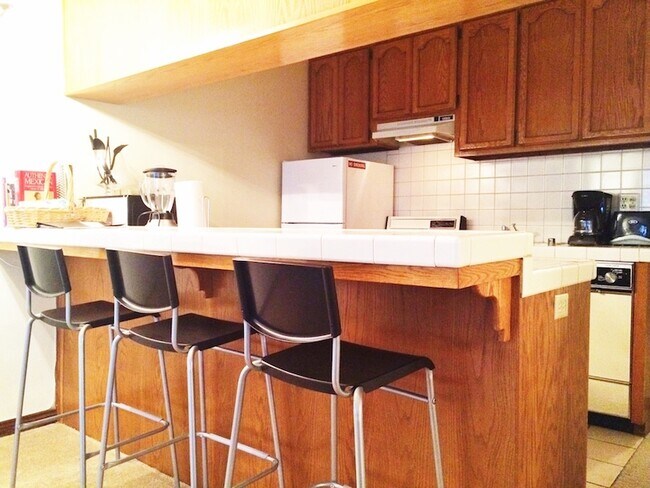 Kitchen area with seating - 17200 Newhope St