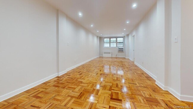 Foto del edificio - 66-15 Thornton Pl