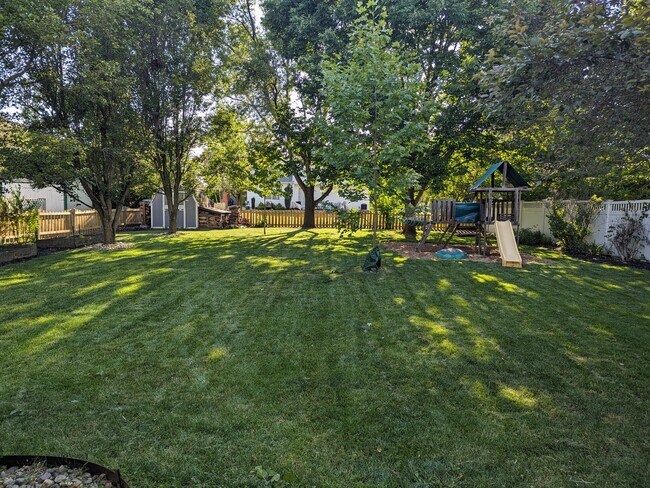 Foto del edificio - 5283 Merrybell Ln