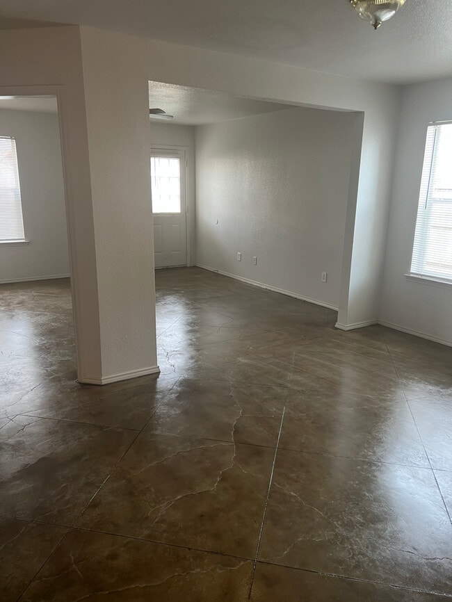 Foto del edificio - 7704 Downe Dr