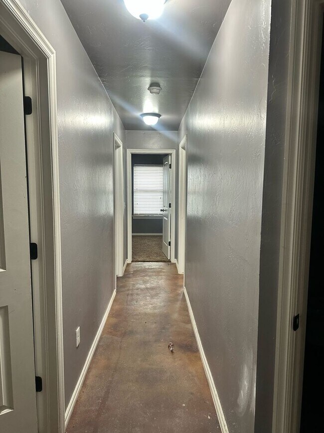 Building Photo - 4 BEDROOMS!  - First Month Free