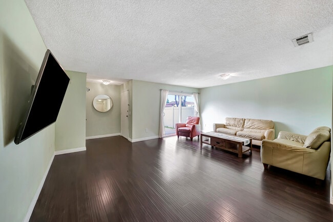 Building Photo - 509 D St