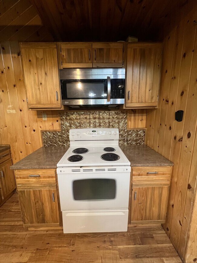 Building Photo - Nestled in Basin