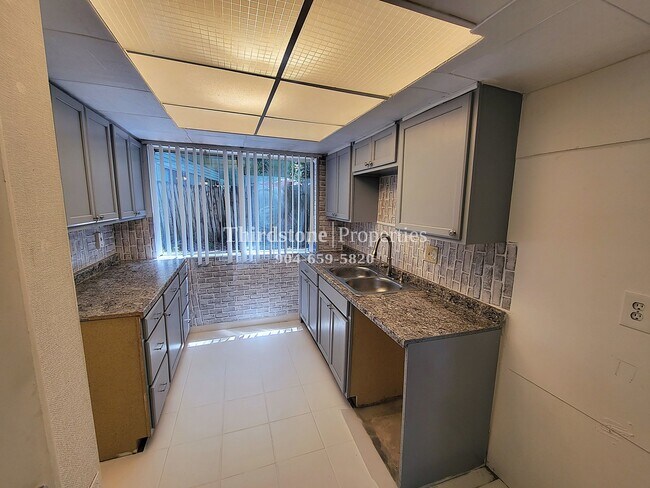 Building Photo - 722 OAKS MANOR CT UNIT L1-2, Jacksonville,...