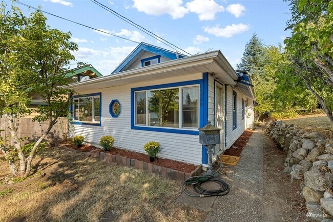 Building Photo - Modern Comfort Meets Vintage Charm – Just Minutes from the Ferry!