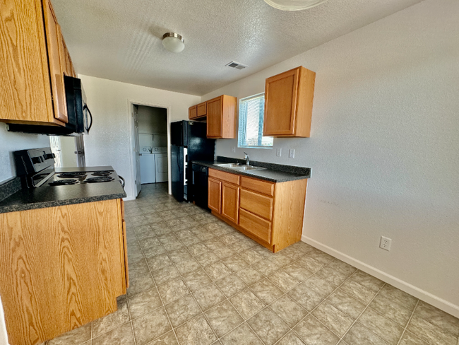 Building Photo - 208 Hunters Way