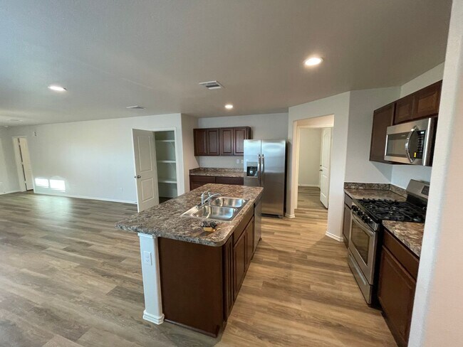 Foto del edificio - Three Bedroom | Two Bathroom Home in Magnolia