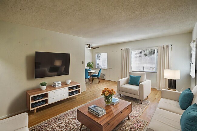 Foto del edificio - 5852 Hazeltine Ave