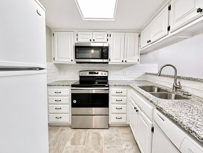 Building Photo - Charming 2 Bed / 1.5 Bath Townhome in Jenks – Great Location!