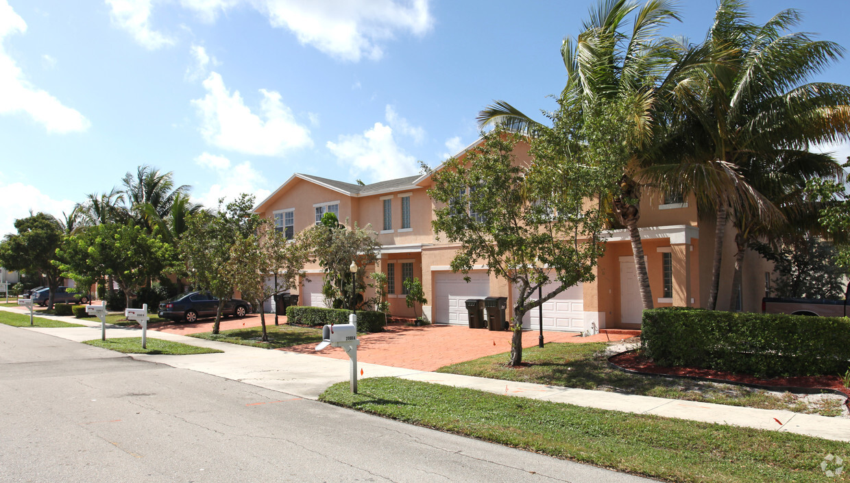 Building Photo - Tropic Isles Town Homes
