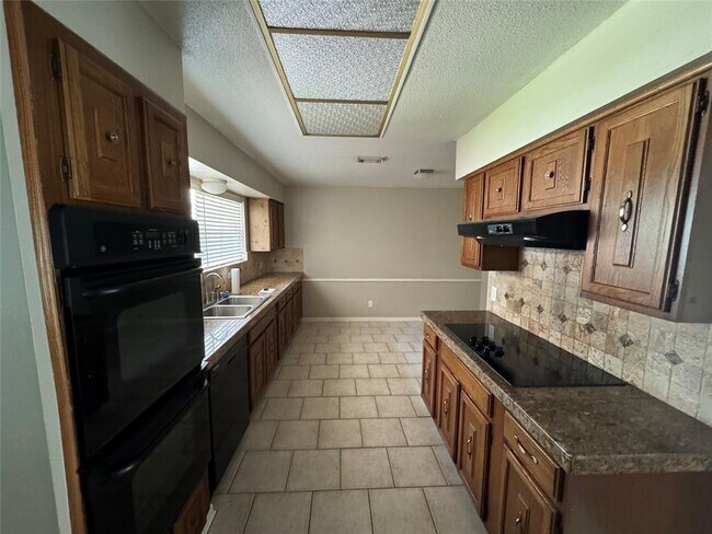Foto del edificio - 15810 Hickory Knoll Dr