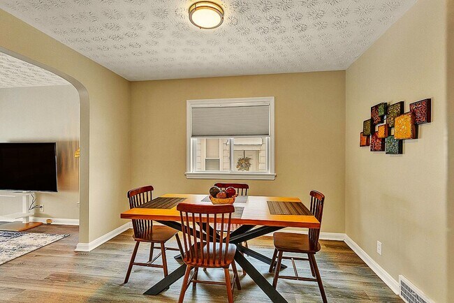 Building Photo - 3 BED 1 BATH SINGLE FAMILY HOME IN BEAUTIFUL SOUTH EUCLID!