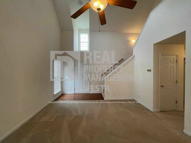 Building Photo - Charming Three Bedroom Home in Convenient ...