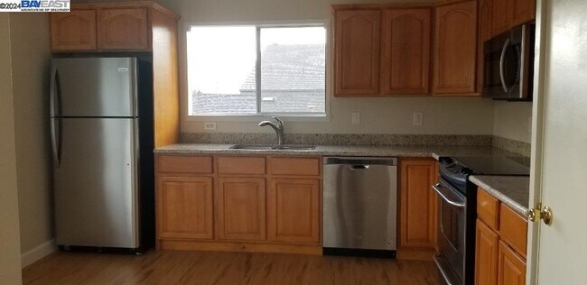 Building Photo - 3851 Vineyard Ave