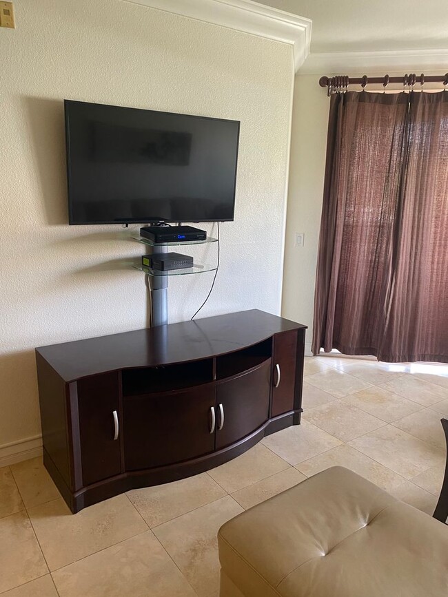 Foto del edificio - Meridian 2 BED|2BA FURNISHED CONDO 1 BLOCK...