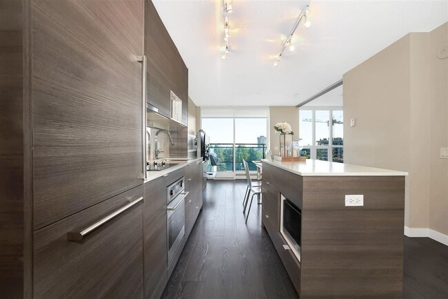 Building Photo - 13398 104 Av