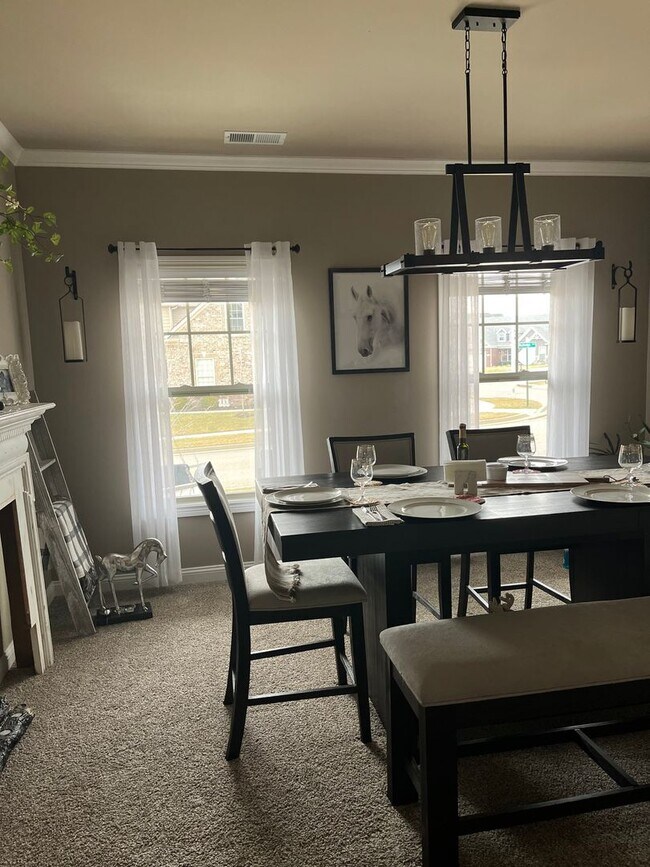 Foto del edificio - COMING SOON - LARGE 4 Bed 4 Bath in Lexington!
