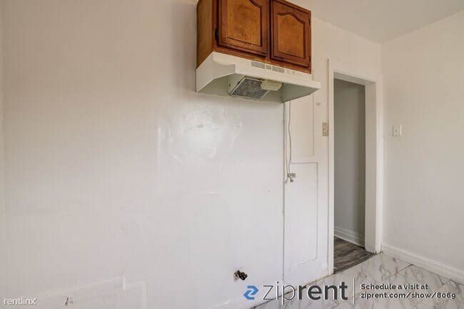 Foto del edificio - 1 br, 1 bath Triplex - 1720 West Gage Aven...