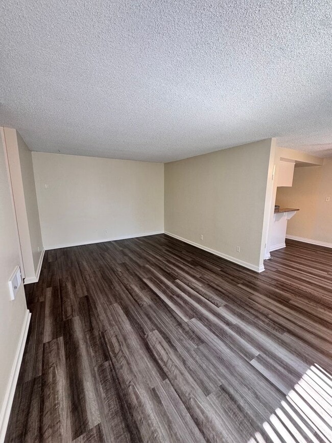 Foto del edificio - Beautifully Renovated 2 Bed / 1.5 Bath Apartment for Rent in Los Alamitos!