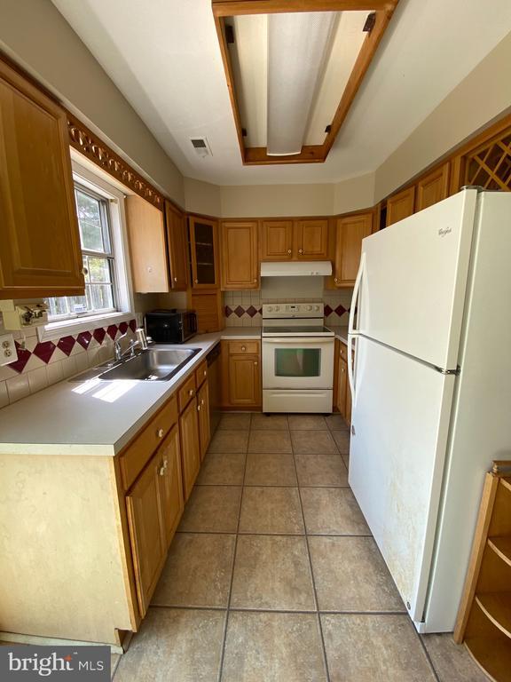 Building Photo - 8701 Point of Woods Dr