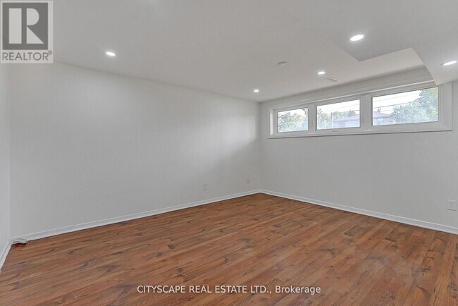 Photo du bâtiment - 2724 Lake Shore Blvd W