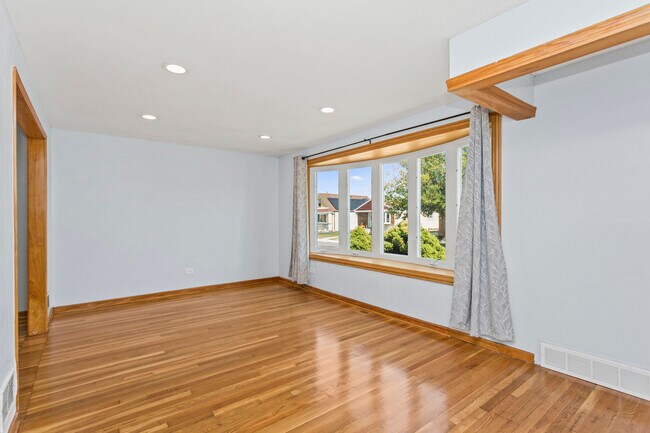 Building Photo - 8032 S Kirkland Ave