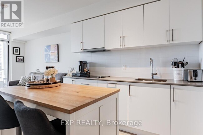 Building Photo - 27 Bathurst St