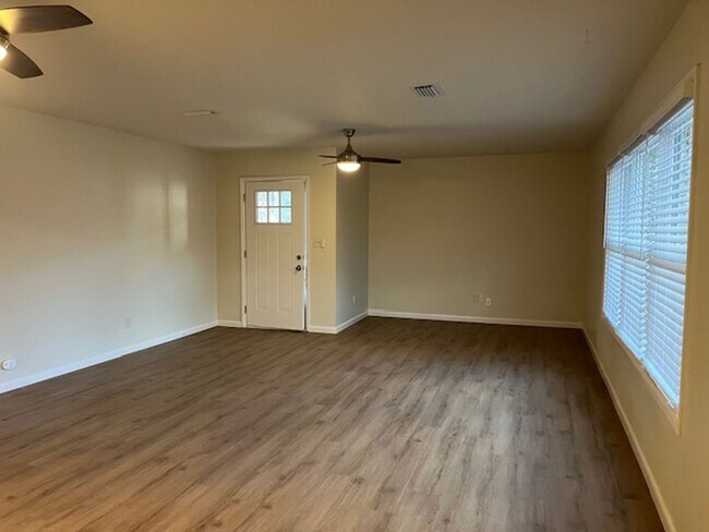 Building Photo - Cute 2 Bedroom 2 bath Duplex in Rogers!