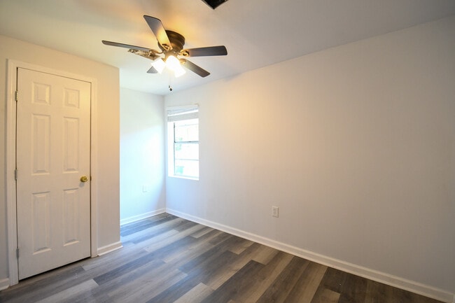 Building Photo - 822 N Van Buren St