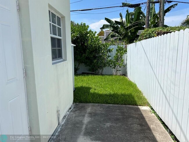Foto del edificio - 445 NE 109th St