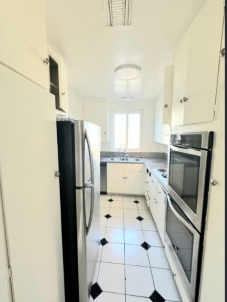 Foto del edificio - 144 S Doheny Dr