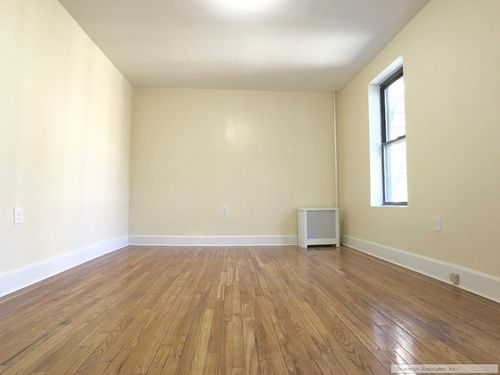 Foto del edificio - 44 Bennett Ave