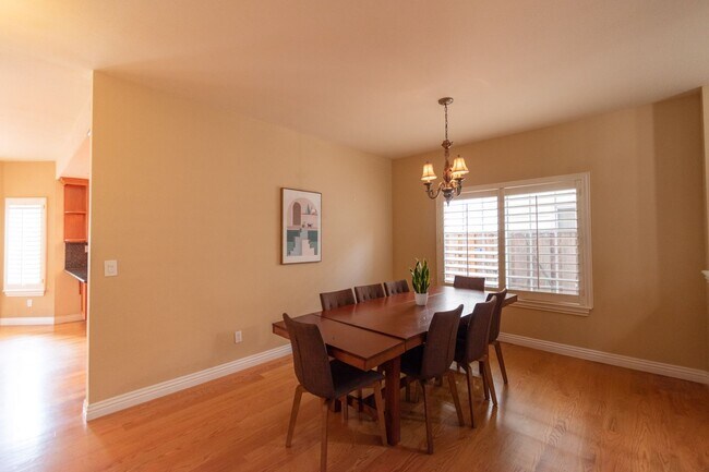 Building Photo - Spacious and remodeled 2 story home. Beautifully updated throughout. Excellent Location!
