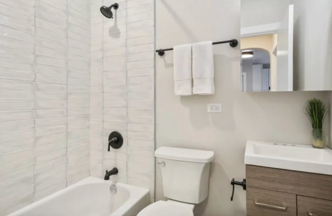 Building Photo - 659 W Wrightwood Ave