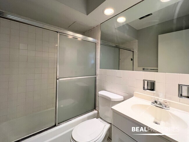 Building Photo - 510 W Briar Pl