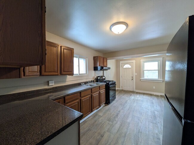Foto del edificio - Large 4 Bedroom Home with Garage, Deck, & Fence!