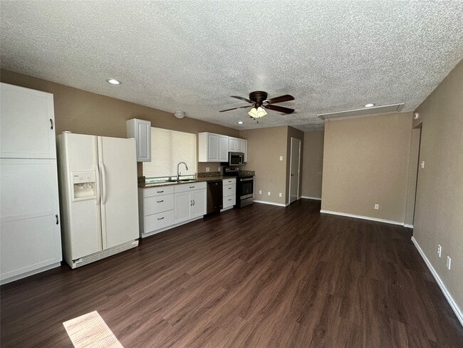Building Photo - 134 Bellaire Dr