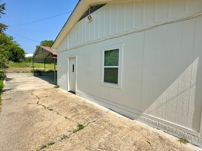 Building Photo - 916 Lynden Blvd