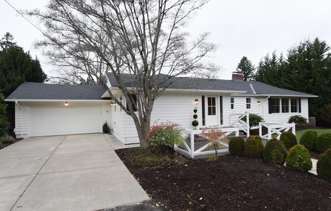 Building Photo - 4275 SW Crestwood Dr
