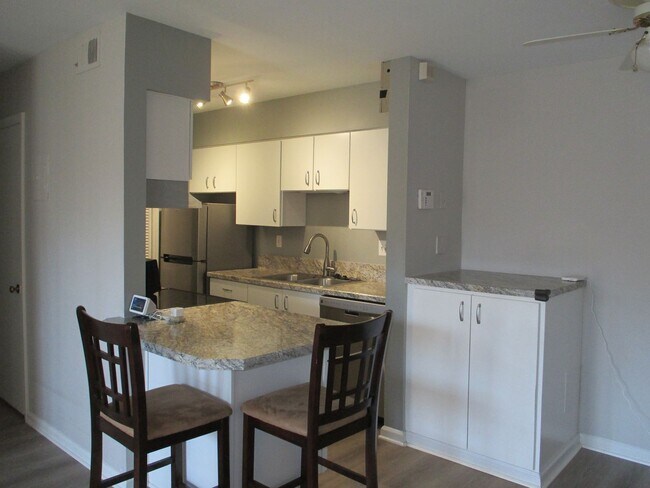Foto del edificio - One Bedroom Condo in Cardinal Forest, Springfield