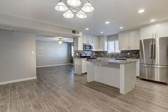 Building Photo - 1527 W Huntington Dr