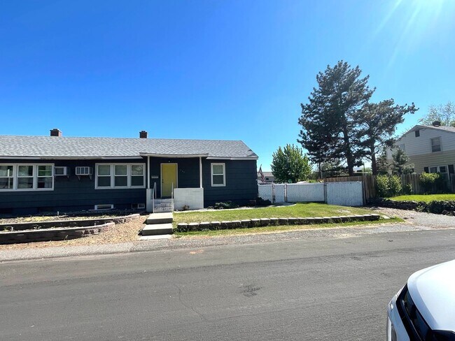 Building Photo - Spacious 2+ Bedroom Duplex Unit in Richlan...