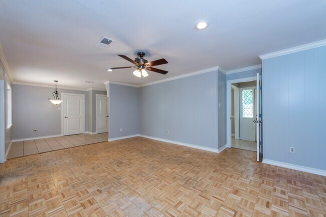 Foto del edificio - 8003 Sharpview Dr