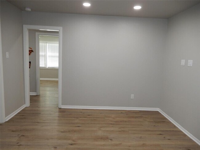 Building Photo - 205 Post Oak Ln