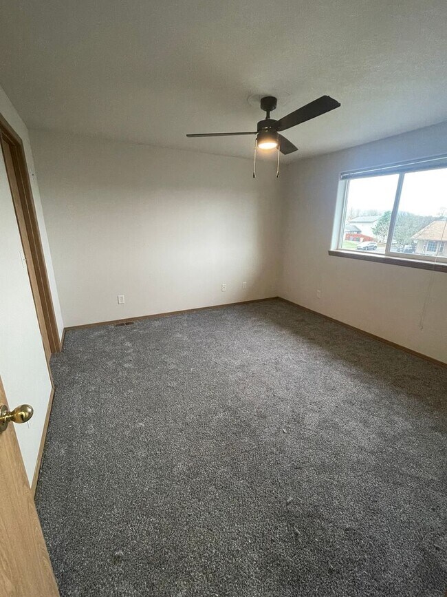 Foto del edificio - Move In Special! Enjoy $500.00 Off Your First Months Rent On This Freshly Updated Two Bedroom Pet...