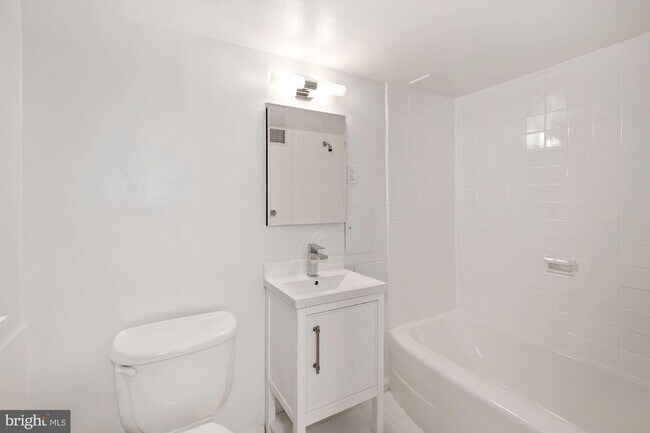 Foto del edificio - 6 Bay Tree Ln